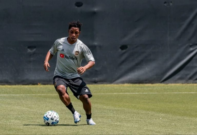 VIDEO: Latif Blessing returns to training with teammates after COVID-19 break