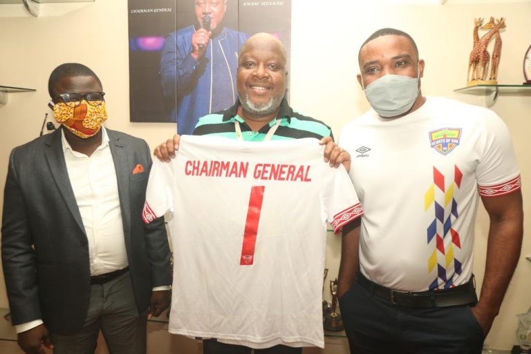 Hearts Of Oak present Umbro replica jersey to Peace FM morning Show host Kwame Sefa Kayi