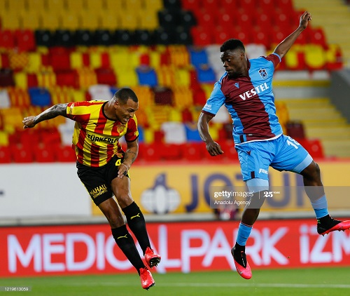 Titi_L_of_Goztepe_in_action_against_Caleb_Ansah_Ekuban_R_of_Trabzonspor