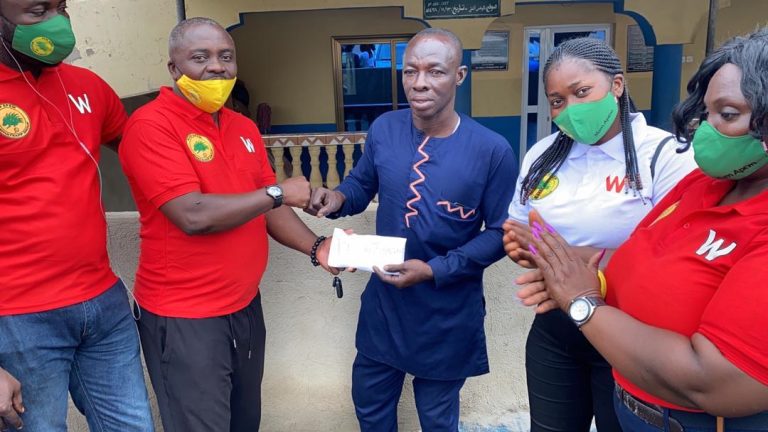 Kotoko supporters group KUM APEM donate to club legend Yussif Alhassan