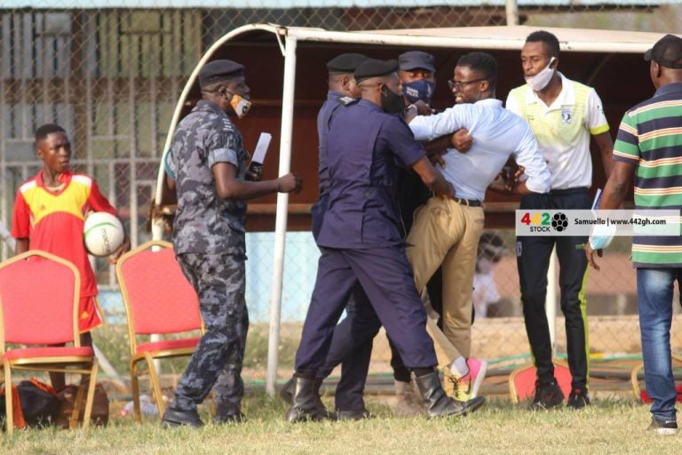 Eleven Wonders coach Ignatius Osei-Fosu attacks assistant referee after defeat to Bechem United