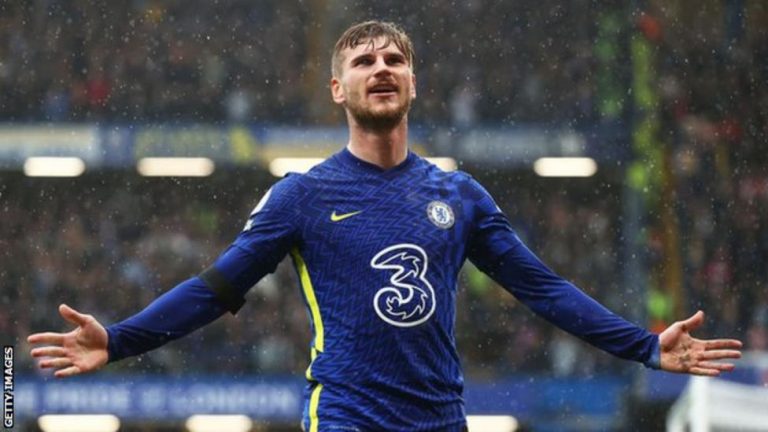 Chelsea sink 10-man Saints to go top