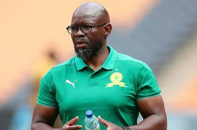 Mamelodi Sundowns coach Steve Komphela consoles Samuel Boadu after Hearts of Oak’s heavy defeat to WAC