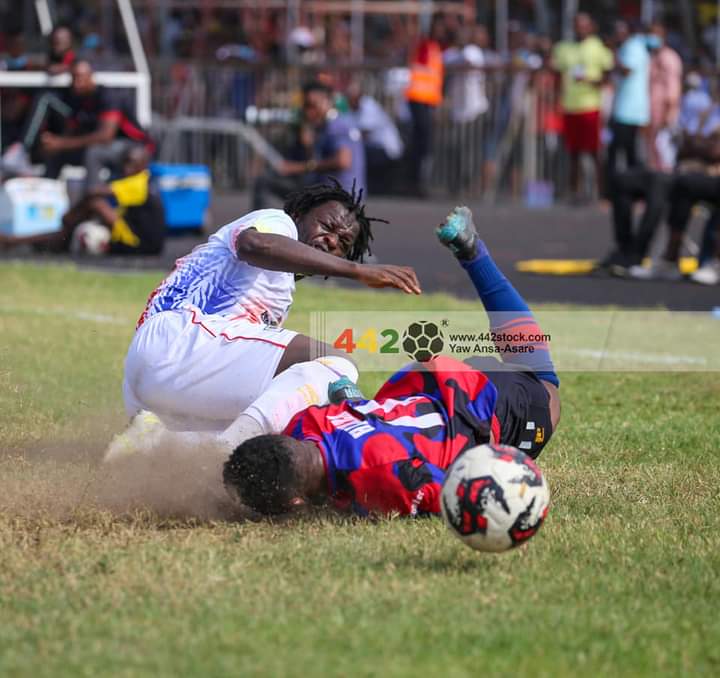 VIDEO: Sulley Muntari caught on camera complaining fervently about the POOR nature of the El Wak pitch in Hearts of Oak’s stalemate with Legon Cities