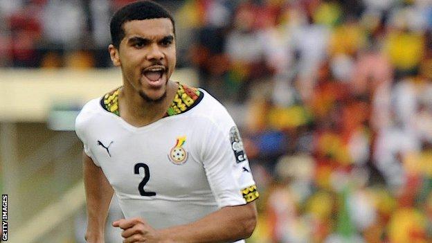 Kwesi Appiah pens new Crawley Town deal