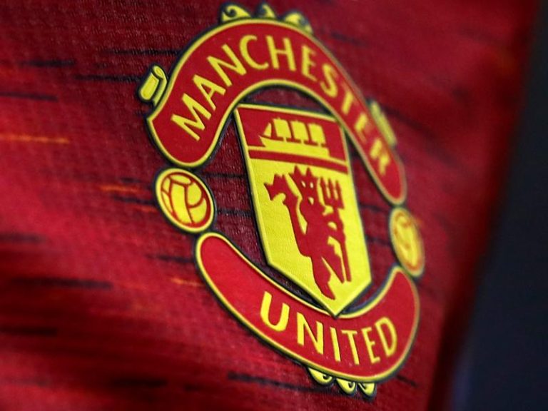 Zidane signs new Manchester United deal